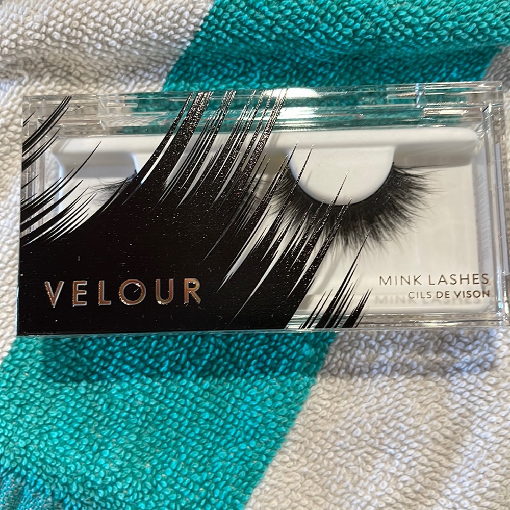 Velour Lashes in ‘Flare-y Godmom’
